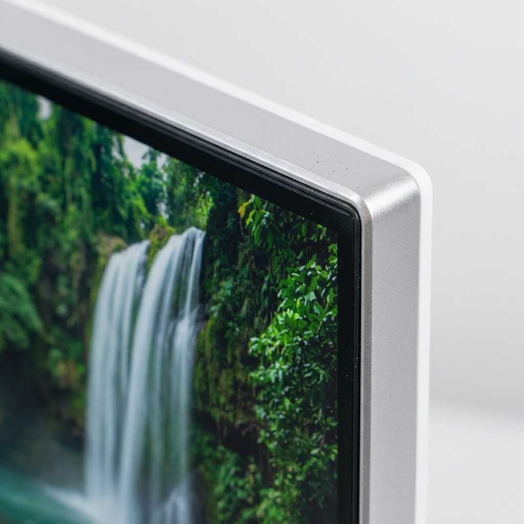 Micro-Edge Curved Bezel